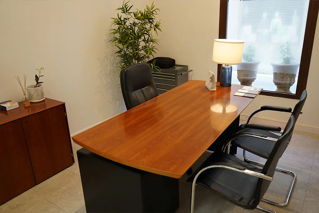 Sala de consulta con escritorio de madera