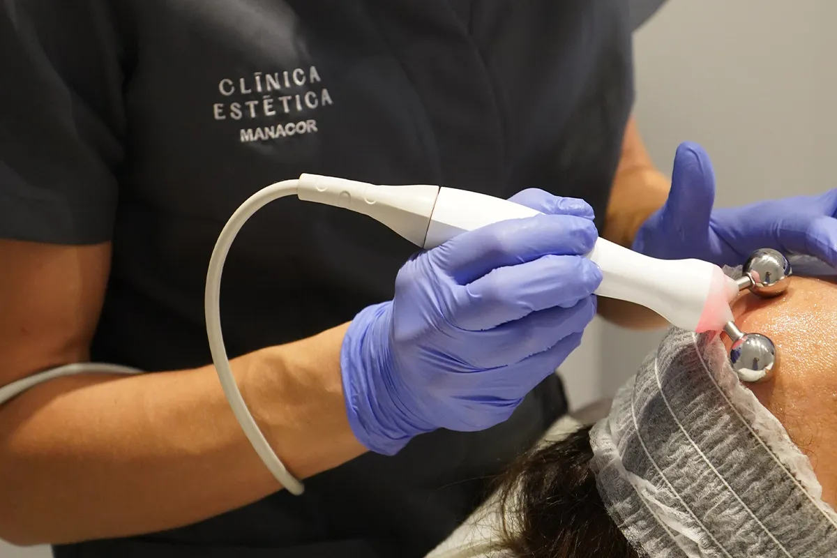 Tratamiento con equipo en Clínica Estética Manacor